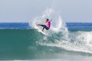 Stephanie Gilmore foi eliminada por Carissa Moore nos 1/4 do Roxy Pro.