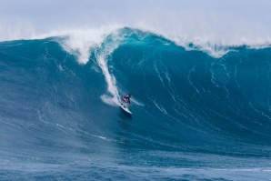 João de Macedo é um dos surfistas que tenta bater recordes nos Açores.