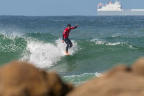 Um momento de belo efeito durante a etapa do porto do Circuito Nacional de Longboard.