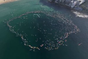 Bondi em Comunhão com o Oceano: Um Paddle-Out Onde a Natureza Também Prestou Homenagem