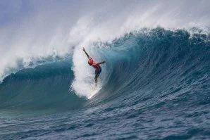 Kelly Slater em Teahupoo em 2010 / © ASP/ Kirstin Scholtz |