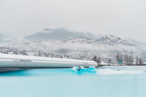 Com o Alaïa Open Winter Cup, os Alpes Suíços entram para a história do surf (e trazem portugueses consigo)