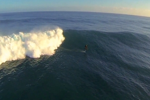 LAIRD HAMILTON &quot;FLUTUA&quot; A ALTA VELOCIDADE EM JAWS