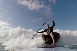 Kelly Slater a surfar... num pufe