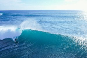 Ondas perfeitas em Uluwato, na Indonésia