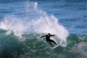 Nic Von Rupp e Joaquim Chaves aproveitam um divertido dia de tubos na Pedra Branca