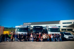 Três camiões carregados de medicamentos e doações