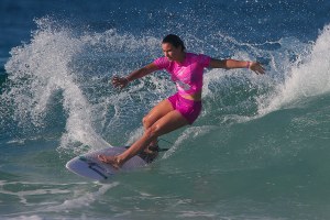 Johanna Defay nas pequenas ondas do Postinho.