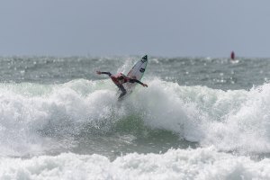 Maria Salgado em acção nas ondas de Matosinhos