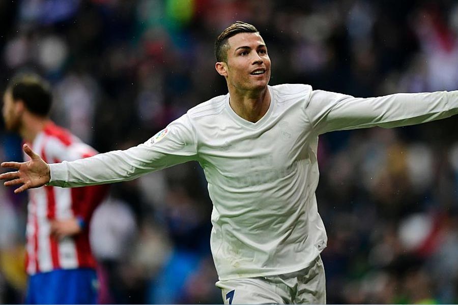 Cristiano Ronaldo a dar o exemplo, mais uma vez, com uma camisola fabricada a partir de garrafas de plástico.  