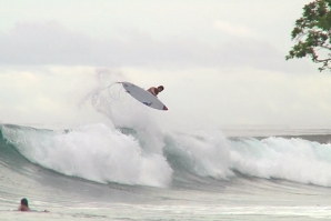 THIAGO CAMARÃO GANHA ASAS NAS MENTAWAI