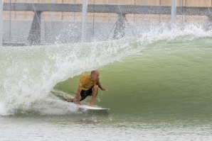 Kelly Slater aproveita para fazer o regresso à competição.