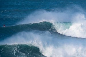 ITALO FERREIRA ESTREIA-SE NAS ONDAS GRANDES DA NAZARÉ
