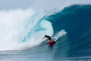 Jamie O'Brien surfa ondas perfeitas e vazias em Fiji