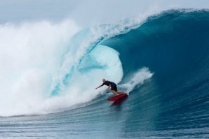 Jamie O&#039;Brien surfa ondas perfeitas e vazias em Fiji