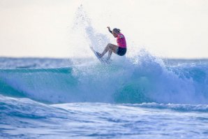 Yolanda Hopkins tem vindo a ascender no seu surf e resultados competitivos. Aqui nesta foto durante a sua vitória em Inglaterra durante o ano 2019 no QS Boardmasters.