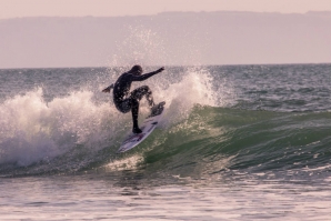 QUANDO O SURF SUBSTITUI AS RUAS E DÁ UM RUMO À VIDA DOS JOVENS