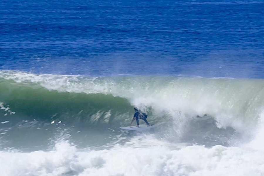 Tubos perfeitos num “secret spot” em Portugal
