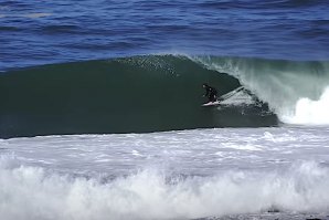 Mason Ho surfa a onda da Cave na Ericeira