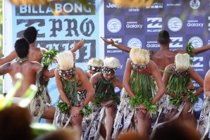 A cerimónia de abertura que serve para receber os melhores surfistas do mundo.