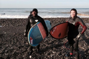 ESQUIADORA CELEBRA BRONZE COM TARDE DE SURF NO MAR NEGRO