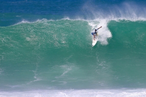 Pedro Henrique a dropar um vagalhão em Sunset Beach durante a R2.