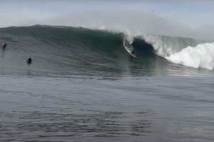 Toni Laureano a dropar uma das suas primeiras ondas em Mavericks