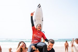 Mafalda Lopes levada a ombros pelo seu treinador Rodrigo Sousa e pela sua irmã