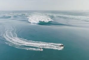 Dylan Graves e Anthony Walsh surfam uma das ondas mais estranhas e perigosas do planeta