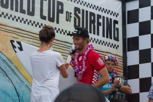 Frederico Morais a receber o troféu de 2º classificado relativo à prova de Sunset Beach, o Vans World Cup 2016. Click por Clifton Youmans