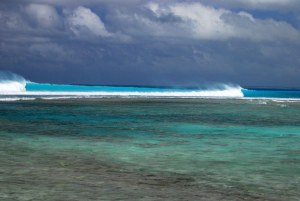 As ondas paradisíacas da ilha de Kiritimati guardam também um pesadelo sem fim.