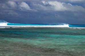 As ondas paradisíacas da ilha de Kiritimati guardam também um pesadelo sem fim. 