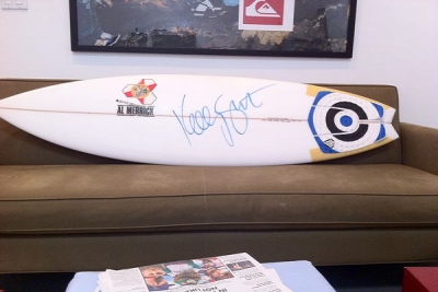 PRANCHA ASSINADA POR KELLY SLATER RENDEU MAIS DE 2 MIL EUROS