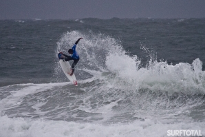 VASCO RIBEIRO NO PRIMEIRO HEAT DO NORTH SHORE SURF SHOP PRO