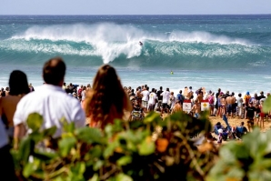 Imagem recorrente em Pipeline durante o dia de ontem. Foi uma 2ª ronda com condições muitissimo dificeis