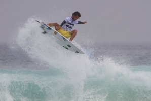 FILIPE TOLEDO BRILHA NO PRIMEIRO DIA DE BILLABONG RIO PRO