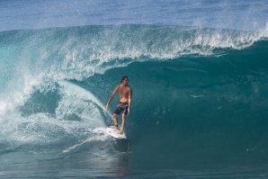 Jordy Smith a retirar o máximo de Banzai Pipeline.
