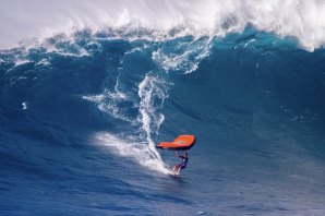 Kai Lenny voa sobre as ondas!