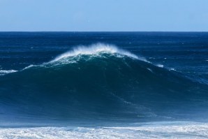 UMA IMAGEM MARCANTE DE KALANI LATTANZI NA PRAIA DO NORTE