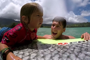 Axel Irons surfa com o tio Bruce em Hanalei Bay