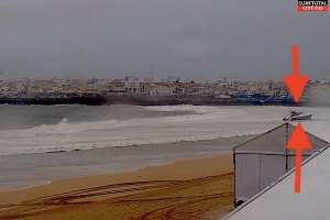 Embarcação de Pesca encalha em Supertubos, a 4 dias do inicio da etapa da WSL