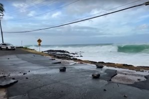 Ondulação histórica causa estragos em várias estruturas no Havai