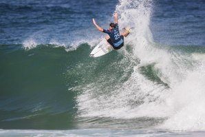 Morais a chutar o &#039;tail&#039; nas ondas da Barrinha.