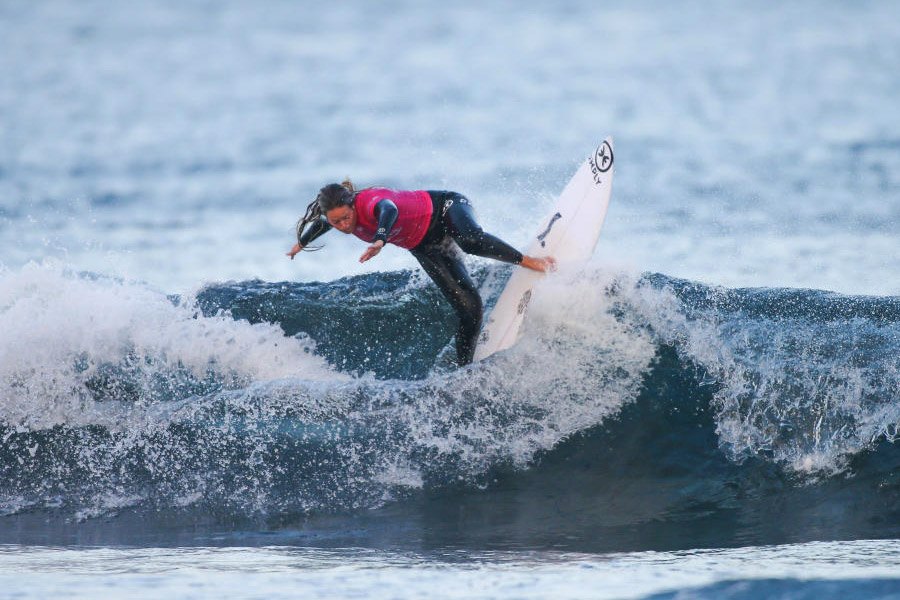 Camilla Kemp a usar o seu "backhand" para passar o primeiro desafio.