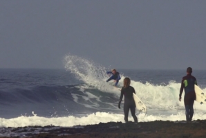 TRÊS SURFISTAS HOLANDESES À DESCOBERTA DAS ONDAS IRLANDESAS