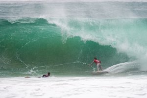 Uma tempestade, um novo “swell” e ondas tubulares em Supertubos