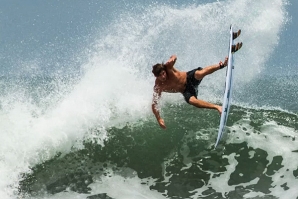 KELLY SLATER REALÇA VALOR DE CLAY MARZO