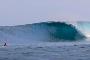 Tubos, wipeouts e perfeição numa direita nas Mentawai, com Nathan e Ivan Florence