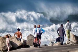 Amantes da Praia observam as ondas gigantes trazidas pela tempestade em Manhattan, California em 28 de Dezembro de 2023