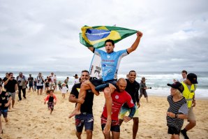 Alex Ribeiro o vencedor a ver-se transportado pelo seu compatriota e adversário na final, Jadson André